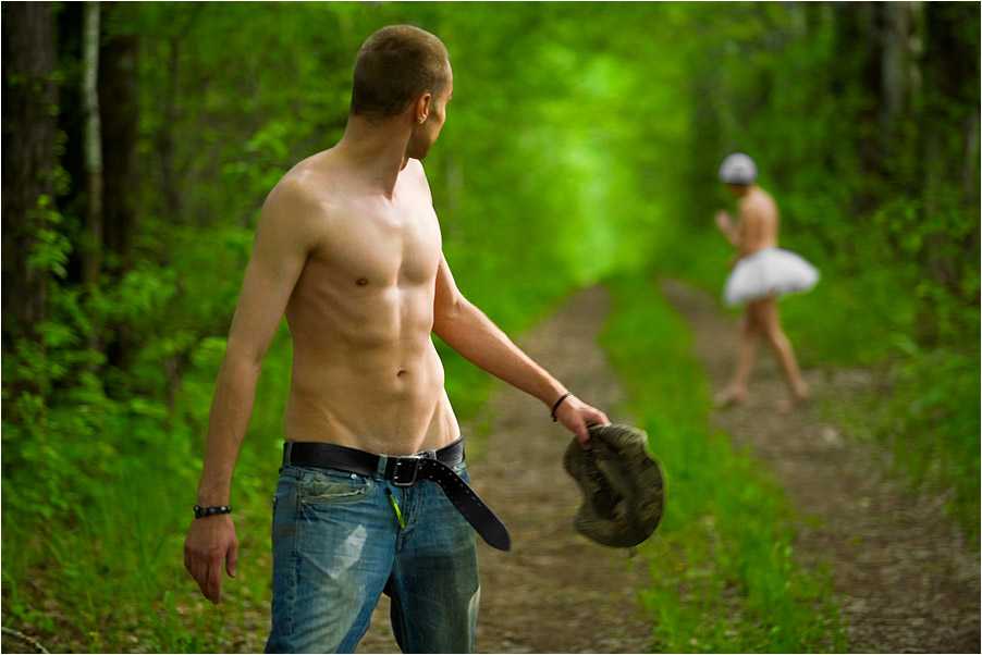 Парень фотографирует свою девушку голой на природе фото