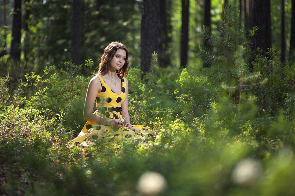 Деваха фотографирует свою грудь в лесу