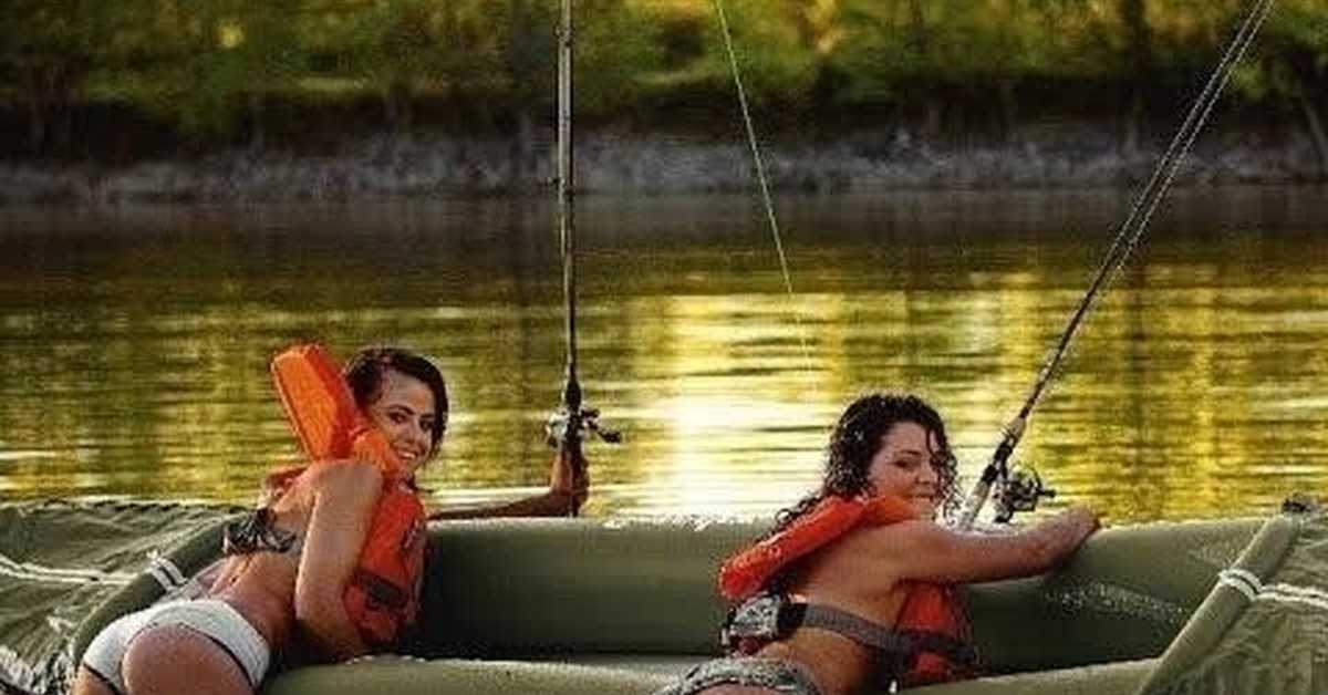 Секси девушки с удочками на рыбалке 