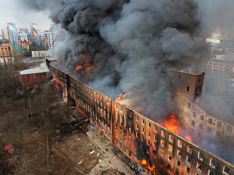 Incendio de una Fábrica San Petersburgo | Noticias Internacionales