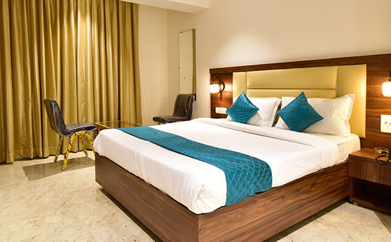 Get Deluxe Suite Room To Welcome You -Hotel Candor Amigo