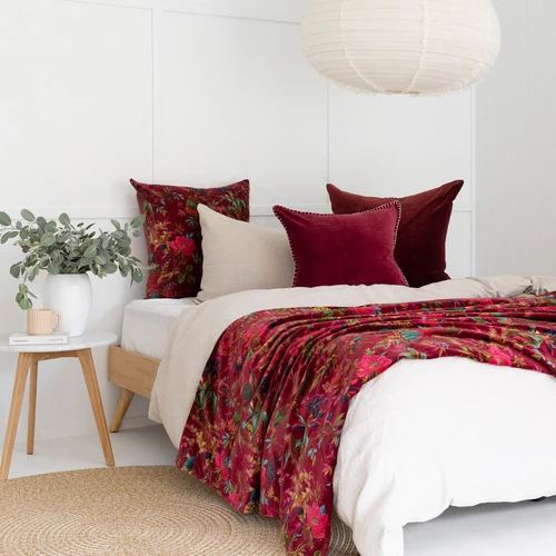 Elevate Your Living Space with LinenConnections — How to Choose the Ideal Bed Throw for Any Season